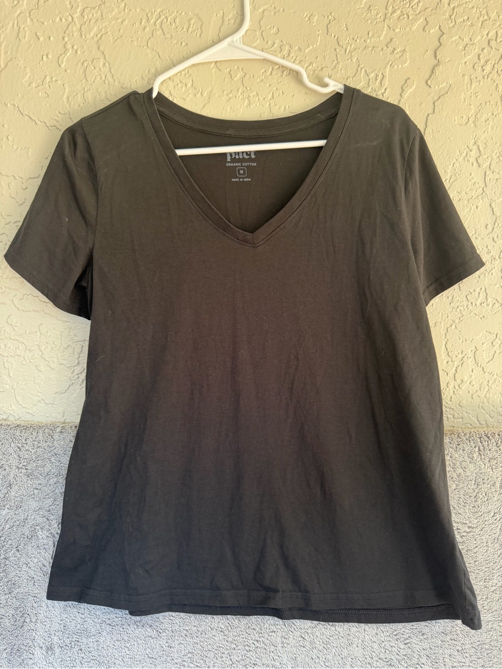 PACT Women's Black V-Neck Organic Cotton Tee size medium